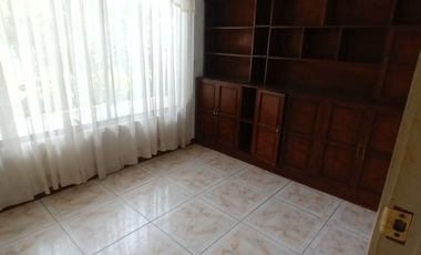 casa local comercial de arriendo en cuenca ecuador sector parque de las candelas a 150 m de la Av remigio crespo