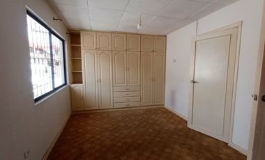 casa local comercial de arriendo en cuenca ecuador sector parque de las candelas a 150 m de la Av remigio crespo