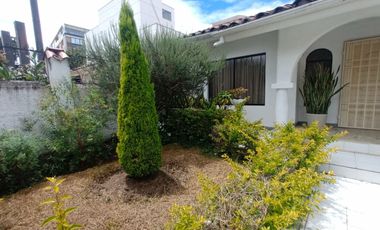 casa local comercial de arriendo en cuenca ecuador sector parque de las candelas a 150 m de la Av remigio crespo