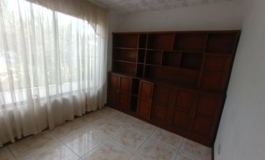 casa local comercial de arriendo en cuenca ecuador sector parque de las candelas a 150 m de la Av remigio crespo