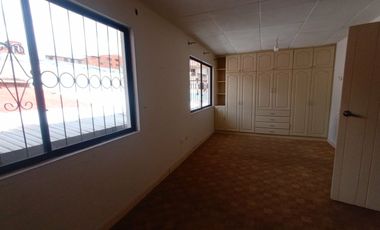 casa local comercial de arriendo en cuenca ecuador sector parque de las candelas a 150 m de la Av remigio crespo