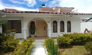 casa local comercial de arriendo en cuenca ecuador sector parque de las candelas a 150 m de la Av remigio crespo