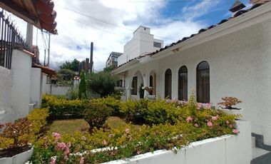 casa local comercial de arriendo en cuenca ecuador sector parque de las candelas a 150 m de la Av remigio crespo