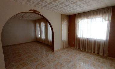 casa local comercial de arriendo en cuenca ecuador sector parque de las candelas a 150 m de la Av remigio crespo