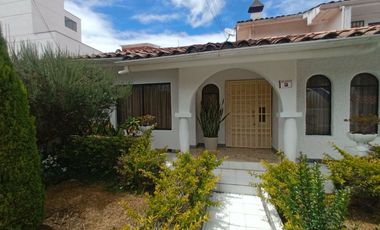 casa local comercial de arriendo en cuenca ecuador sector parque de las candelas a 150 m de la Av remigio crespo