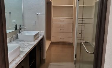 Amplia casa en Desarrolo Residencial.