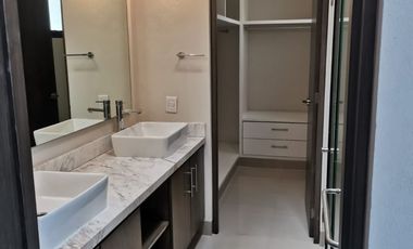 Amplia casa en Desarrolo Residencial.