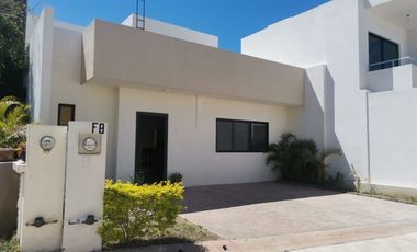 Amplia casa en Desarrolo Residencial.