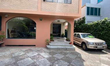 VENTA Casa Dos Departamentos Ó Comercial Mariana de Jesús Cerca Al CC. Jardín