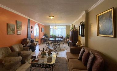 VENTA Casa Dos Departamentos Ó Comercial Mariana de Jesús Cerca Al CC. Jardín