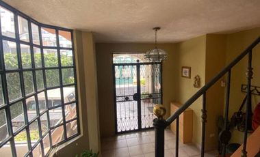 VENTA Casa Dos Departamentos Ó Comercial Mariana de Jesús Cerca Al CC. Jardín