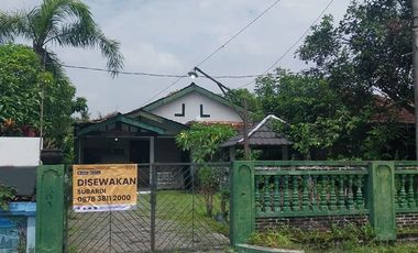 DISEWAKAN RUMAH STRATEGIS PINGGIR JALAN DI TAMANMARTANI KALASAN SLEMAN JOGJA