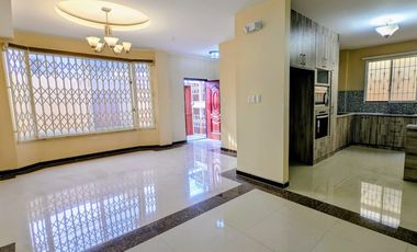 Casa en Venta Sector Las Acacias Centro Manta | 3 Dormitorios, Patio y Garage