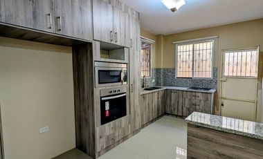 Casa en Venta Sector Las Acacias Centro Manta | 3 Dormitorios, Patio y Garage