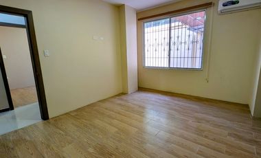 Casa en Venta Sector Las Acacias Centro Manta | 3 Dormitorios, Patio y Garage