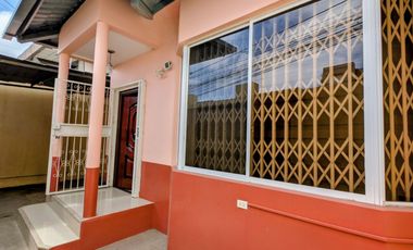 Casa en Venta Sector Las Acacias Centro Manta | 3 Dormitorios, Patio y Garage