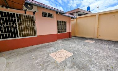 Casa en Venta Sector Las Acacias Centro Manta | 3 Dormitorios, Patio y Garage