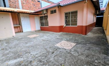 Casa en Venta Sector Las Acacias Centro Manta | 3 Dormitorios, Patio y Garage