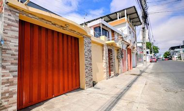 Casa en Venta Sector Las Acacias Centro Manta | 3 Dormitorios, Patio y Garage