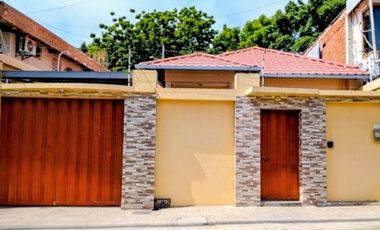 Casa en Venta Sector Las Acacias Centro Manta | 3 Dormitorios, Patio y Garage