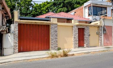 Casa en Venta Sector Las Acacias Centro Manta | 3 Dormitorios, Patio y Garage