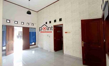 rumah tepi jalan raya dekat bandara Solo