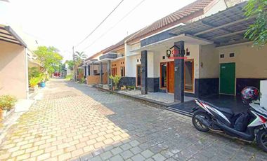 rumah tepi jalan raya dekat bandara Solo