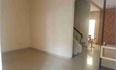 Jual Rumah 2lt Dengan Harga 1,55m , sudah full renov siap huni berada di dalam Cluster, akses mudah.