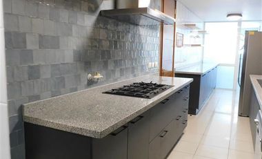 El Golf: Depto Remodelado y Amoblado con Vista Despejada + 2 Estacionamientos