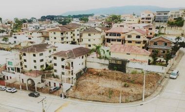 Vendo Amplio Terreno Esquinero En Urb. Ceibos Norte