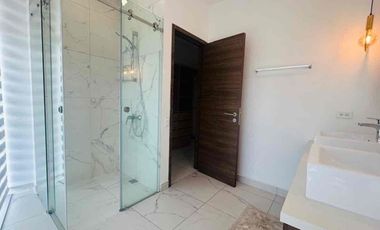 RENTA DEPARTAMENTO AMOBLADO EN NACIONES UNIDAS, EDIFICIO UNIQUE, 3 habitaciones cada una con su baño.