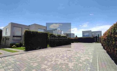 Renta de Casa Amplia de 3 dormitorios, Sector Tumbaco, Quito, Ecuador