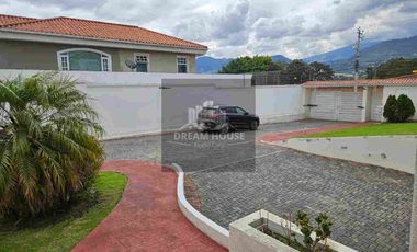 Renta de Casa, 4 dormitorios, Sector Colegio Menor, Cumbayá, Ecuador