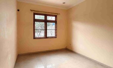 Murah ! Rumah 2 Lantai 10x18 Jalanan 3 Mobil Siap Huni