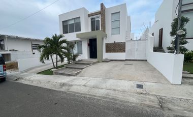 Vendo casa en urbanización Manta