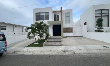 Vendo casa en urbanización Manta