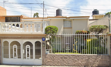 VENTA DE CASA EN LA COLONIA VALLE DORADO HABITACIONAL LOS PIRULES TLALNEPANTLA