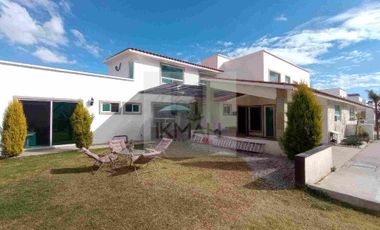 EXCELENTE RESIDENCIA EN METEPEC