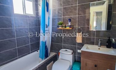 Leon Propiedades vende Parcela con Casa en sector Cuyuncavi Alto, Curacaví.