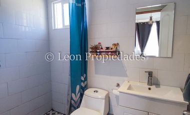 Leon Propiedades vende Parcela con Casa en sector Cuyuncavi Alto, Curacaví.