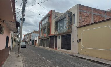 PROPIEDAD EN VENTA MULTIUSO EN ATUNTAQUI 2 CASAS MAS 3 MODULOS PARA TALLERES Y FABRICA TEXTIL