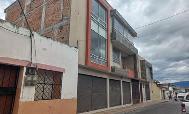 PROPIEDAD EN VENTA MULTIUSO EN ATUNTAQUI 2 CASAS MAS 3 MODULOS PARA TALLERES Y FABRICA TEXTIL