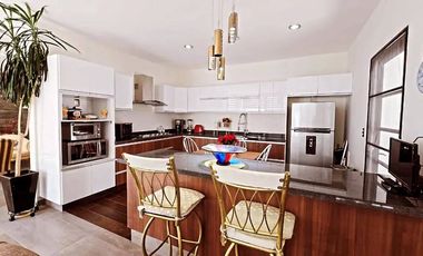 CASA EN VENTA CON ALBERCA EN ZONA DEL CAMPESTRE