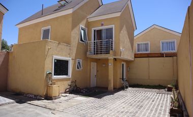 Venta amplia casa de 3 pisos en Condominio Balmaceda Sur