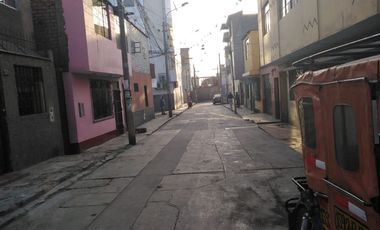Casa como terreno  en Calle San Martin, Ate Vitarte cerca a la Muni Ate