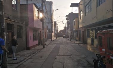 Casa como terreno  en Calle San Martin, Ate Vitarte cerca a la Muni Ate