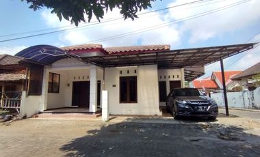 Rumah utara UGM dan Sekolah Al Azhar