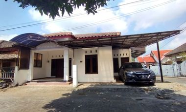 Rumah utara UGM dan Sekolah Al Azhar