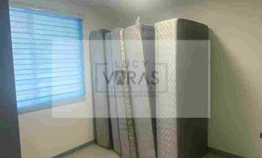 Se vende departamento duplo en primer piso con patio.