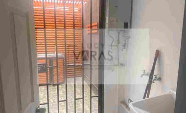 Se vende departamento duplo en primer piso con patio.